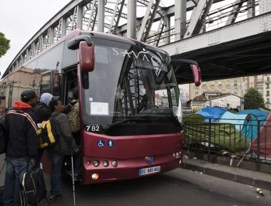 Παρίσι: Έφηβος μετανάστης από το Σουδάν βρέθηκε κρυμμένος σε μηχανή λεωφορείου